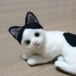 羊毛フェルト  白黒の猫ちゃん(伏せしてます)