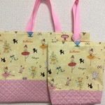 バレリーナのレッスンバッグとシューズバッグ