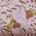【送料込】濃いピンクチェコビーズのさくらんぼピアス