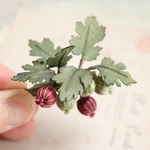 布花　グースベリーのブローチ　（緑3と赤2の実のミックス）
