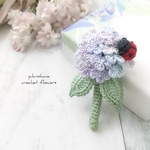 小さなブローチ〜てんとう虫が停まった紫陽花（グラデーションブルー）