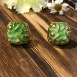 【送料無料】ドイツ ガラスボタン ピアス 縄模様の四角いピアス グリーン
