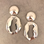 再再……販❣️大ぶりピアス/大ぶりイヤリング♡シルバーメタルカボション✖️立体変形オーバル
