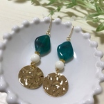 ターコイズブルーとゴールドチャームの爽やかピアス