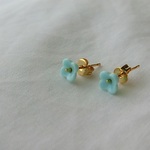 タイニーフラワーピアス【PALE BLUE】