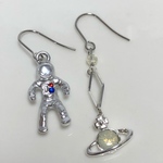 宇宙飛行士と土星のピアス