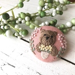 【ブローチorヘアゴムorパッチンピン】くま刺繍　 いちごみるく