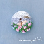 紫陽花の小径を歩くサーファーの刺繍バッジ