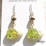ペリドットのクジラピアス
