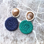 マーブルアクリルビーズ×ビーズ刺繍×カラーラタンの大ぶりイヤリング/ピアス