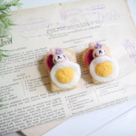 【完成品】[羊毛フェルトのパン屋さん] ウサギさんが潜む目玉焼きオープンサンド