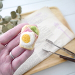 【受注制作】 [羊毛フェルトのパン屋さん]　ベーコン目玉焼きトースト ( ブローチ・ボールチェーン・マグネット ・キーホルダー)