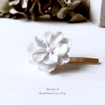 ホワイトフラワーのポニーフック 花径約25mm フック長さ約3.3cm