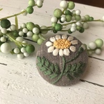 【ブローチorヘアゴムorパッチンピン】マーガレット刺繍　コーヒー
