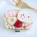 いちごロールケーキといちごのピルケース
