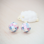 【ピンク系】カラフルなモザイクシェルのカボションイヤリングorピアス