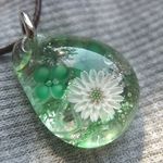 【とんぼ玉】シロツメクサとクローバーのペンダント【ガラス工芸】