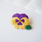 [受注制作]  パンジーの刺繍ブローチ（黄色×紫）