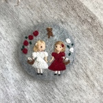 刺繍ブローチ 白ばら姫と赤ばら姫