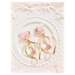 ピンクのクリスタルフラワーのツイストピアス/イヤリング❁︎