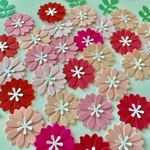 赤・ピンク系 クラフトパンチの花(デイジー小)花30枚＋葉っぱ10枚