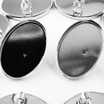 送料無料　ブローチピン　ミール皿　オーバル　台座付き　20個　シルバー　ミール皿【内径25mmx18mm】　バッジピン　コサージュ　金具　アクセサリーパーツ　AP1235