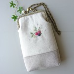  花の刺繍 がま口スマホポーチ ベリー コットンパール (コットンリネン)   