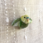 羽ばたき 陶土 ブローチ セキセイインコ グリーン
