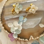 送料無料* 紫陽花アシンメトリー　イヤリング(ピアス)