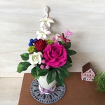 粘土の花＊ピンクのハートポットの中の可愛いバラたち🎶花台付きセット・送料込み