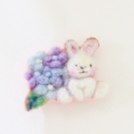 あじさいとうさぎのブローチ　羊毛フェルト刺繍