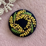 ミモザの刺繍ブローチ