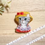 ネコの刺繍ブローチ 〜夏のお散歩〜