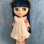 縞の着物と白いエプロン