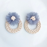 お花とラタンのおおぶりイヤリング/ピアス