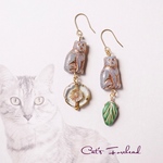 チェコビーズ  猫とお花と葉っぱのピアス/イヤリング