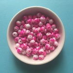ペイントのガラスビーズ（ホワイト×ホットピンク/6mm/90個）