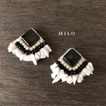 スクエアパーツとハウライトさざれのボヘミアンな刺繍ピアス/イヤリング
