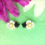 白いお花の黒猫ピアス／くろねこ