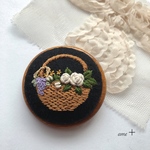 d様専用ページ お花のかご盛り 刺繍木枠ブローチ