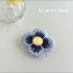 アイシングクッキーみたいなお花の刺繍ブローチ　青