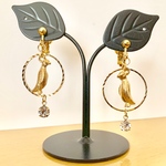 《再販２》ペンギンのお散歩♪氷に見立てたクリスタルが揺れるフープの中で。【イヤリング or ピアス】