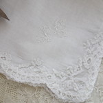 仏 ◇ イニシャル刺繍のレースハンカチ C063