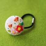 くるみボタンの刺繍ヘアゴム❁﻿花とちょう❁﻿