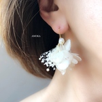 [紫陽花]白い紫陽花とかすみ草 ピアス/イヤリング      ウェディング    ゆらゆら　紫陽花　ドライフラワーピアス　イヤリング