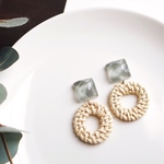 ゆらゆらカボションとラタンのピアス/イヤリング