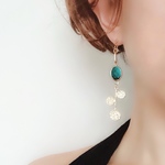 ゆらゆら揺れるエメラルドグリーンピアス/イヤリング 春