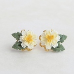 白花たんぽぽのピアス ＊つまみ細工＊