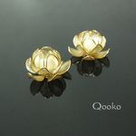 真珠を隠した蓮の花のピアス