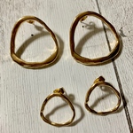 おおぶり 変形 サークルピアス ゴールド チタン